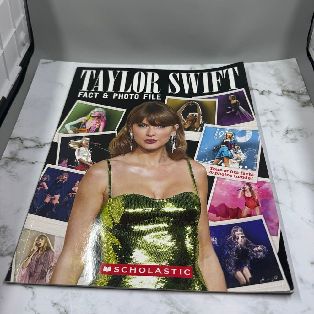 Taylor Swift Fact and Photo File Book